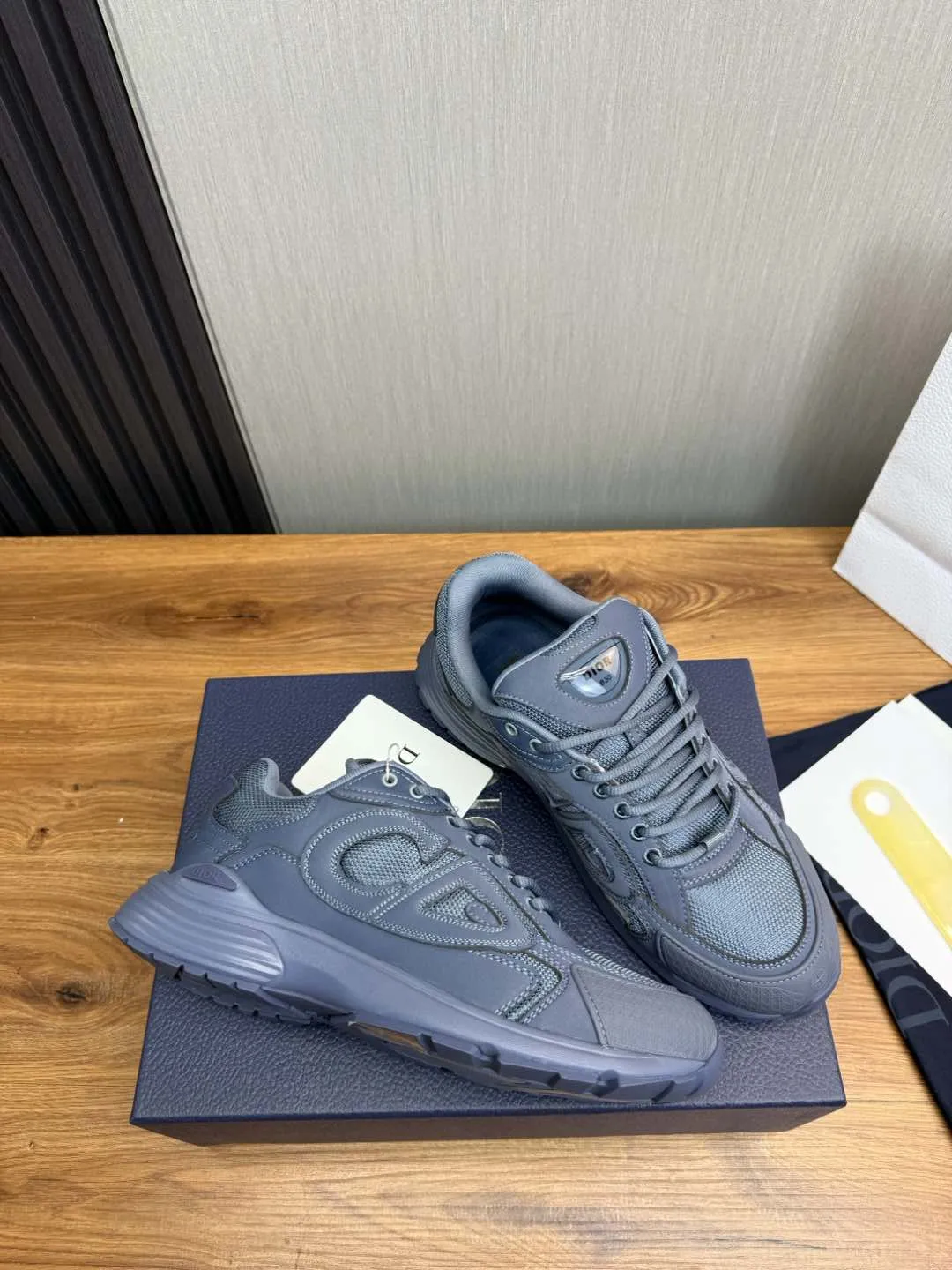 Men's men's shoes 💰740💰 D's Dior ~ New B30 Couple 👫 low-top sneakers ✅ are carefully made of gray mesh fabric and white technical fabric, decorated with reflective "CD30" graphic logo, and "DIO ~ B30" and "CD30" logos on the heel and tongue. An extra-light, sculpted rubber sole with signature accents adds style, while internal stretch details create ideal comfort. It can be matched with various casual styles to show the fashionable and modern sports style〰️ Size: 35-40 (customized at 40 for women) 39-45 (customized at 38.45 for men)